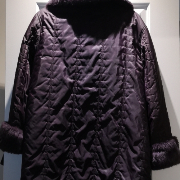 Beautiful aubergine winter jacket with fur details - Picture 4 of 16